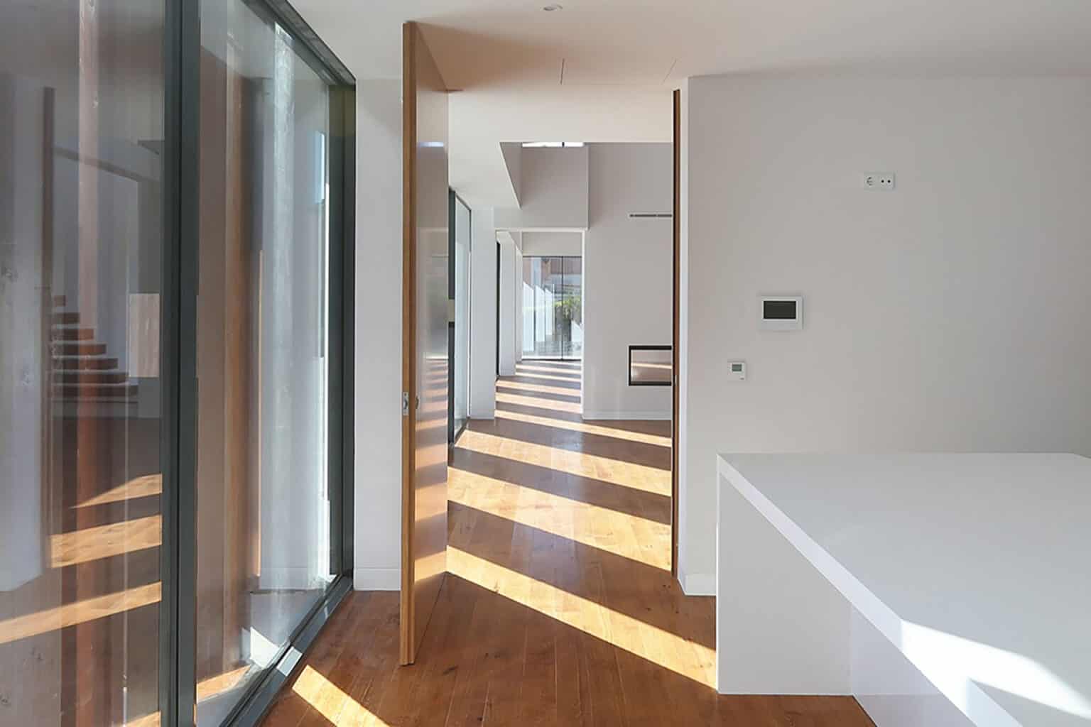 Bright, spacious interior of a modern villa at Quinta Patino, featuring large windows and sleek desi.