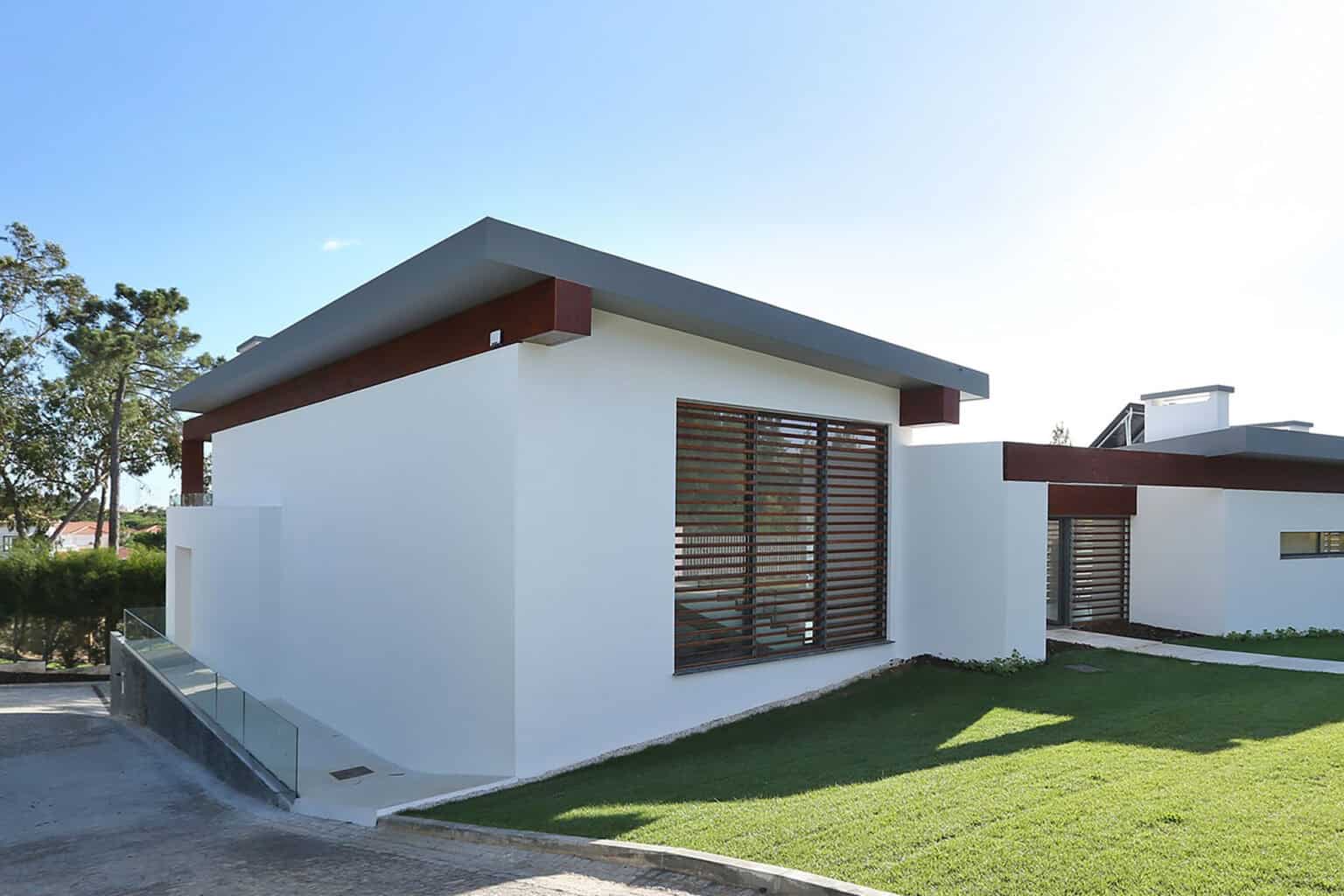 Unifamiliar villa with contemporary design at Quinta Pátio, featuring clean lines and spacious outdo.