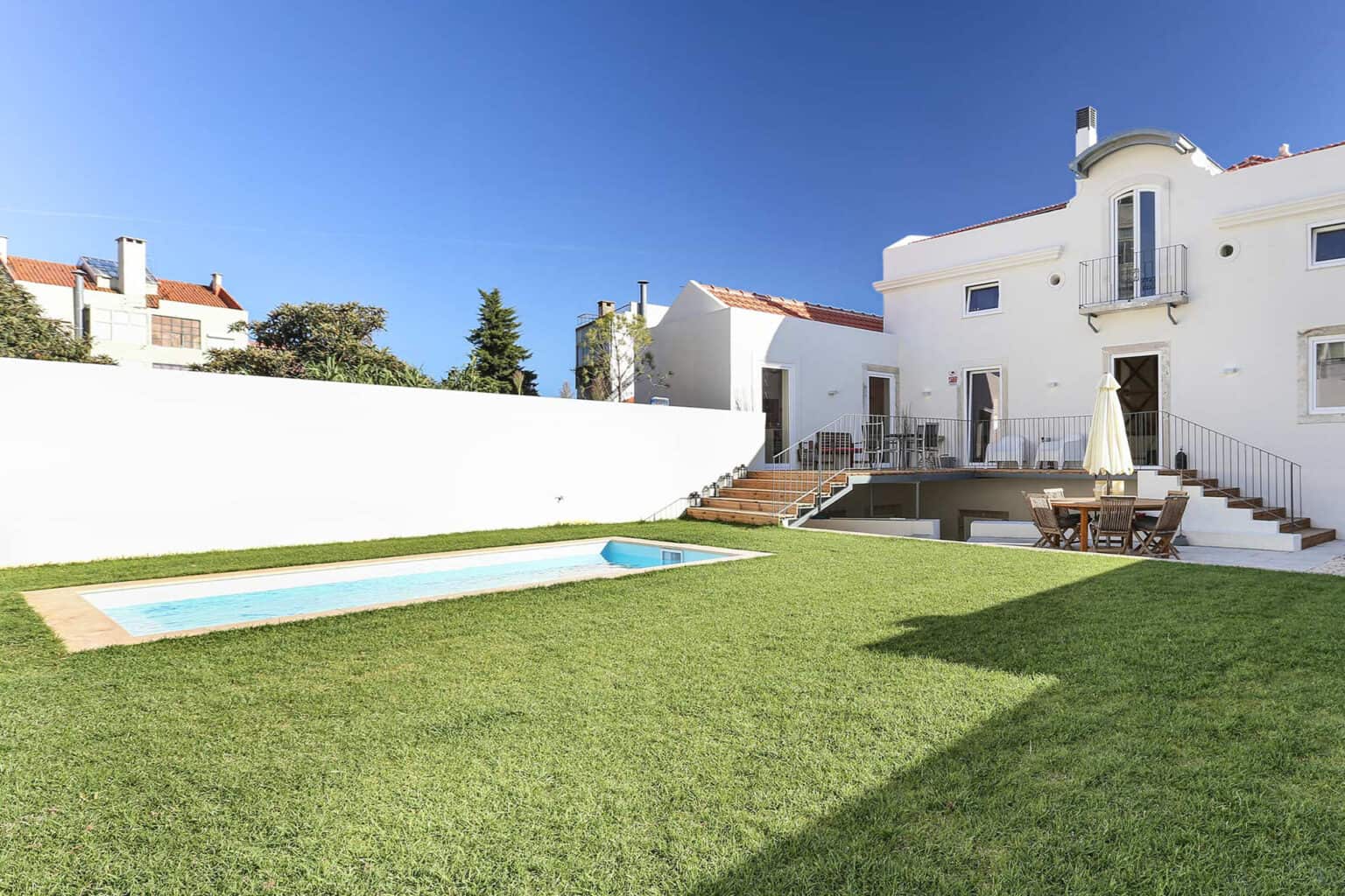 Beautiful villa with private pool and lush garden in Ajuda, Lisbon.